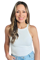 woman wearing a white ribbed round halter neck tank top with a pair of denim pants